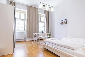 Affordable Cozy 2BR Apt Near Stadthalle