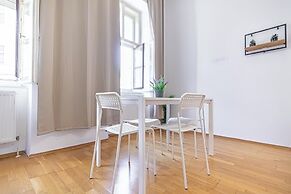 Affordable Cozy 2BR Apt Near Stadthalle