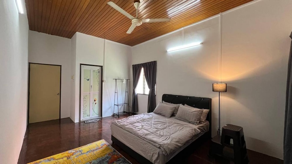 Bayan Lepas Getaway - Nature Views & BBQ Haven