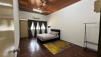 Bayan Lepas Getaway - Nature Views & BBQ Haven