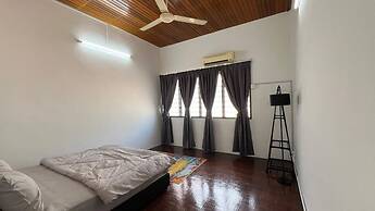 Bayan Lepas Getaway - Nature Views & BBQ Haven