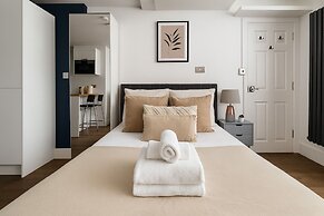 Modern Studio Flat in Hammersmith