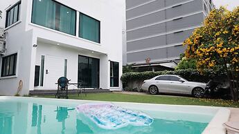 Modern Private Pool Villa in Sukhumvit