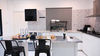 Modern Private Pool Villa in Sukhumvit
