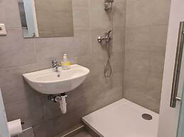 Modern 2BR Apt Near Wiener Stadthalle