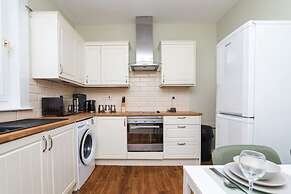 2bed Upper Cottage Flat-on Street Parking