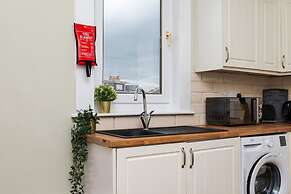2bed Upper Cottage Flat-on Street Parking