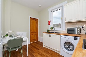 2bed Upper Cottage Flat-on Street Parking