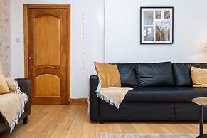 2bed Upper Cottage Flat-on Street Parking