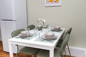 2bed Upper Cottage Flat-on Street Parking