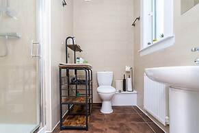 2bed Upper Cottage Flat-on Street Parking