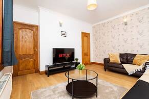2bed Upper Cottage Flat-on Street Parking