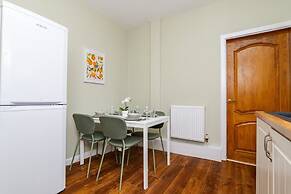 2bed Upper Cottage Flat-on Street Parking