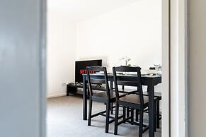 2 Bedroom Flat - Free Parking