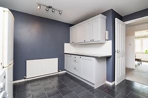 2 Bedroom Flat - Free Parking