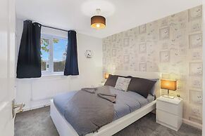 Spacious 4 Bedroom House With Parking