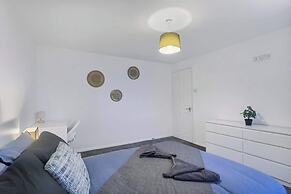 Spacious 4 Bedroom House With Parking