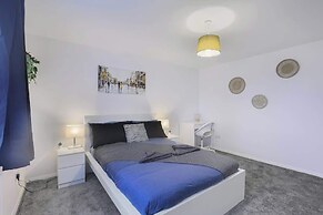 Spacious 4 Bedroom House With Parking