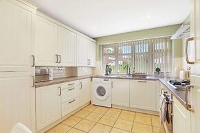 Spacious 4 Bedroom House With Parking
