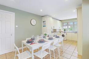 Spacious 4 Bedroom House With Parking