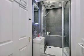 Spacious 4 Bedroom House With Parking