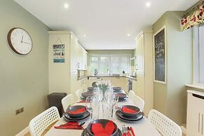 Spacious 4 Bedroom House With Parking