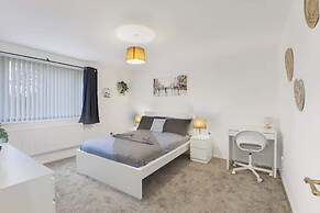 Spacious 4 Bedroom House With Parking