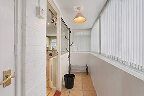 Spacious 4 Bedroom House With Parking