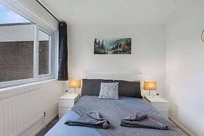 Spacious 4 Bedroom House With Parking