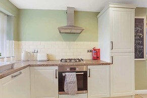 Spacious 4 Bedroom House With Parking