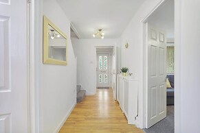 Spacious 4 Bedroom House With Parking