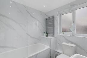 Spacious 4 Bedroom House With Parking