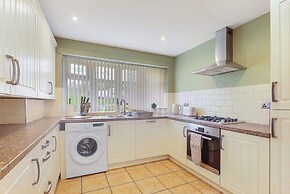 Spacious 4 Bedroom House With Parking