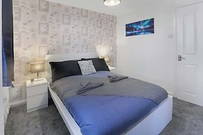 Spacious 4 Bedroom House With Parking