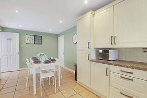 Spacious 4 Bedroom House With Parking