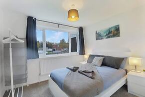Spacious 4 Bedroom House With Parking