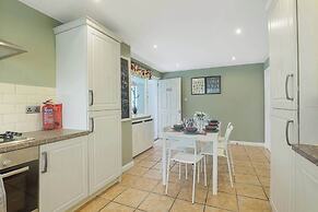 Spacious 4 Bedroom House With Parking