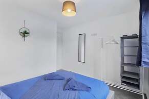 Spacious 4 Bedroom House With Parking