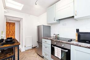 2 Bedroom House - Free Parking