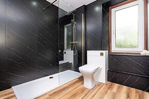 2 Bedroom House - Free Parking