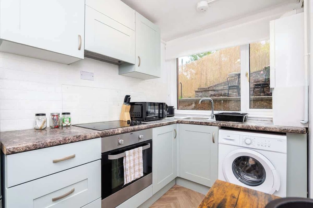 2 Bedroom House - Free Parking