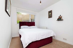 2 Bedroom House - Free Parking