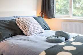 3bedroom House - Free Parking