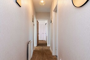 Spacious 3 BED House With Parking