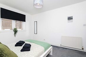 Spacious 3 BED House With Parking
