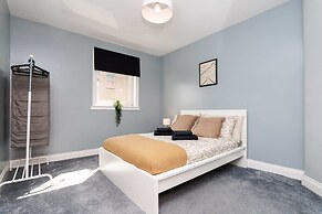 Spacious 3 BED House With Parking