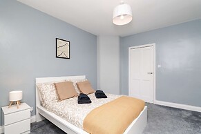 Spacious 3 BED House With Parking