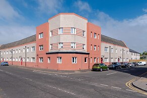 Spacious 3 BED House With Parking