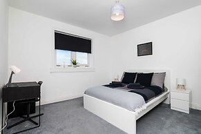 Spacious 3 BED House With Parking
