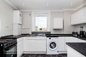 Spacious 3 BED House With Parking